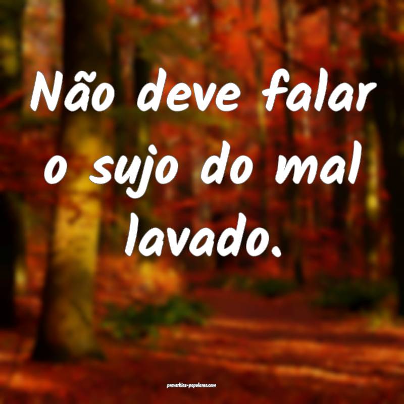 Não deve falar o sujo do mal lavado.
...