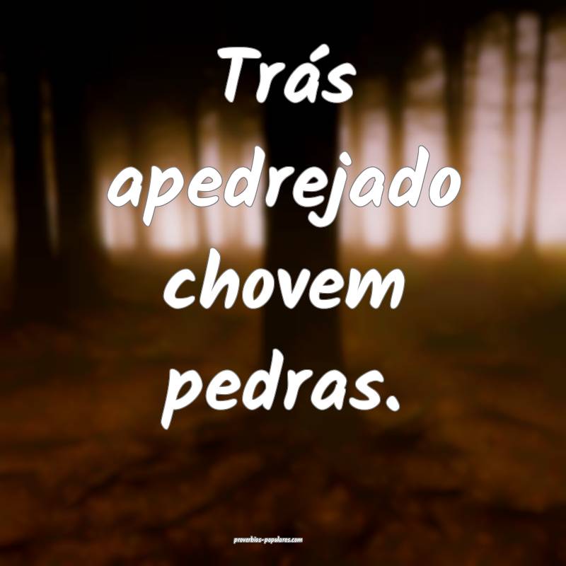 Trás apedrejado chovem pedras.
 ...