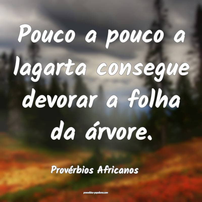 Pouco a pouco a lagarta consegue devorar a folha da árvore.
...