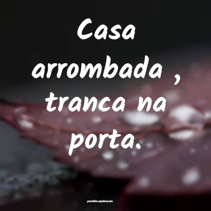 Casa arrombada , tranca na porta. 
 ...